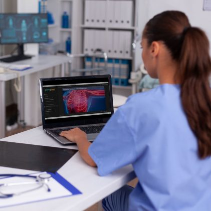 nurse-taking-courses-in-clinical-setting